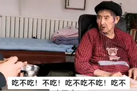 “猜拳哄父亲睡觉”感动全网，如今父亲去世儿子致歉！网友：你做得很好了图片