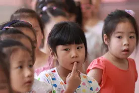 小学一年级家长晒出孩子文具盒“内容变化图”，网友笑哭了图片