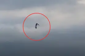 未知生物出没？伦敦上空惊现不明飞行物，外形看起来像个人图片
