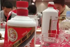 老酒鬼喝白酒，旁边总放一杯白开水，以前我不懂，听完解释才明白图片