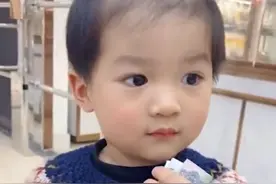 江苏2岁男童拿10元去超市买菜，出来后购物单让妈妈哭笑不得图片