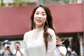 韩女歌手Sook Haeng白色紧身裙“蛇腰”尽显，肌肤娇嫩气质十足图片