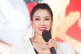王蓉为捞金也是拼了，穿露脐装配黑色皮裙跳舞，双大G腰封显廉价图片
