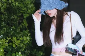 徐梦洁现在这么瘦了？穿露脐装配牛仔裤，秀出的腰围太让人羡慕图片
