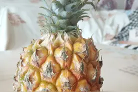 吃菠萝时，别再只用盐水泡了，果农告诉你正确吃法，去涩味更香甜图片