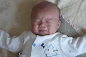 为何宝宝睡着睡着就突然大哭？并非故意折磨妈妈而是“有苦难言”图片