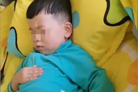 幼儿园小朋友睡觉自己哄自己 网友：自力更生的第一步，真可爱图片