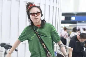 窦靖童的时尚搞不懂，头扎朝天揪颈戴红丝绳，肩上挎着“麻袋包”图片