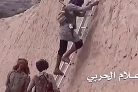 胡赛武装爬梯子上悬崖，不讲武德偷袭沙特：大批士兵被打死在床上图片