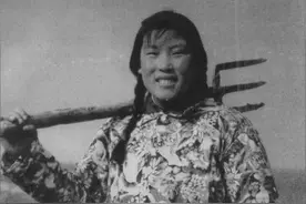 女孩捡到钻石价值过亿，上交后入选课本全国学习，后来过得如何？图片