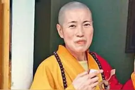 这位女住持开豪车、住别墅、僧袍里穿“黑丝”，还和两位和尚结婚图片
