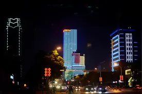 保定街拍，夜幕下的市区街道灯火明亮 小馆雅致，市民休闲图片