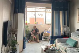 男子因爱生恨，持刀入室纵火劫持两人，警方解救人质现场曝光图片