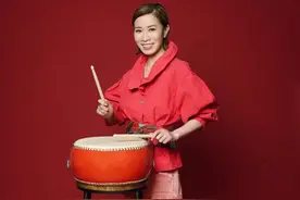 45岁佘诗曼利落短发气场强，红色上衣配粉色短裤，喜庆又养眼图片