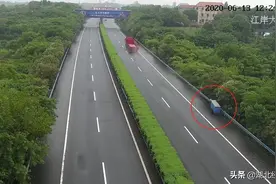高速惊现拉板车 交警：拖车护送你离开图片