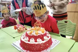 “谢谢大家陪我过生日！”图片