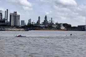 上海一货船在黄浦江沉没 沉船打捞工作正在进行图片