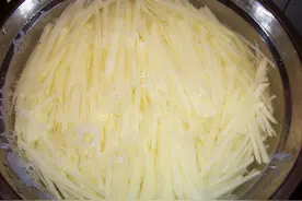 土豆丝用水泡是大错！多加这步，不粘锅、酸辣开胃更脆爽图片