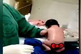 “地表最强新生儿”，脐带还没剪就站起来想跑，网友直呼：太厉害图片