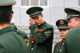 当兵退伍之后，40万退伍费和事业单位二选一，兵哥哥的选择很现实图片