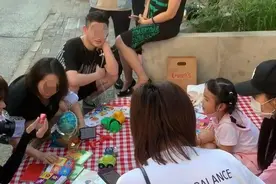 包贝尔5岁女儿摆地摊，又黑又胖性格活泼，妈妈包文婧做辅助图片