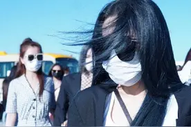 喻言私服照，黑色西装外套搭配白色短款背心，性感时尚图片