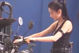 迪丽热巴机车造型备受好评，穿“儿童背心”配短裤，电线腿太抢镜图片