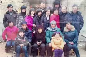 一张全家福重现15年前场景，这个细节让人泪目图片