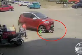 女孩车前玩耍，被卷入车底遭碾过！司机：我根本没看见图片