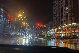 闺蜜马莉终于退休了 刚到手的退休金还没捂热 工资卡就上交给了儿子图片
