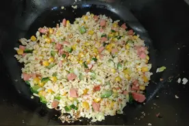 做蛋炒饭时，先炒鸡蛋还是先炒米饭？都不对，“金包银”更好吃图片