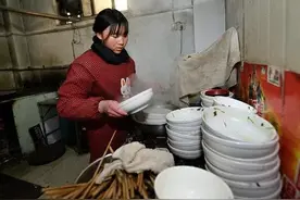 智力缺陷女孩嫁到贫困家庭被老人婆嫌弃退回，想给儿子再娶个老婆图片