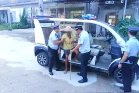 一拄拐老人迷失在黑夜里 路管化身指明灯与他同行图片