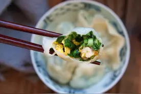 包韭菜馅饺子：切记“2加3不放”，韭菜更翠绿，不出水不烧心图片