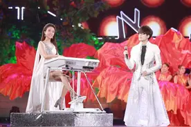 玖月奇迹夫妻罕见同框，王小玮看丈夫眼神充满爱意，真的没离婚视频封面