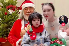 张纪中一家庆圣诞节，亲扮圣诞老人逗三娃，网友:儿子没有孙子大图片
