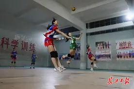 武汉一所高中里，也有一群很拼的女排姑娘图片