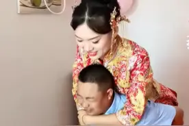 江苏一男子背妹妹出嫁没背动，为缓解尴尬新郎拿来红包后成功背起图片