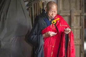天生佛子因菩萨托梦，43年时间自建庙宇，一件百衲衣穿到80多岁图片