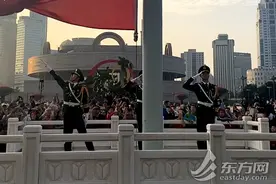 全是“大长腿”的上海武警国旗班：背架子、顶砖头造就国旗卫士图片