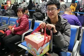 大学生晒出和父母聊天记录，看完才知道，现在的大学生有多“惨”图片