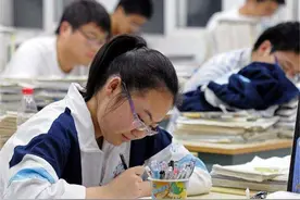 这位女生的中考成绩火了，6科满分总分高达927，网友：别人家孩子图片