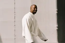 离谱！Kanye竟与拜登撞鞋「CDG 蚊香喷」，这是又要竞选总统了？图片