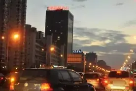 仪表盘上杵着的小黑棒有啥用？老司机：车好不好一按小黑棒就知道图片