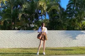 奚梦瑶晒近照曝光豪宅庄园一角，大长腿超抢镜，网友：太美了图片