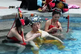 古代皇帝洗澡时，是宫女伺候，还是太监伺候？图片