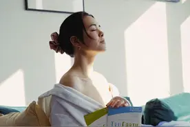 钟丽缇大女儿晒浴照，领口拉低太敢穿，露出大腿却粗壮的像男人图片
