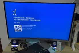 令人恶心的电脑维修员，难怪朋友不愿意付钱：穿拖鞋抠脚修电脑图片