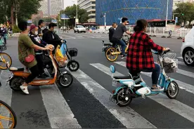 电动自行车“踏板站娃”又一危险动作被解锁 家长勿让孩子站在危险最前端图片