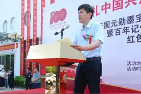 中国著名雕塑家邱天老师应邀出席开国元勋墨宝100位将军书法特展图片